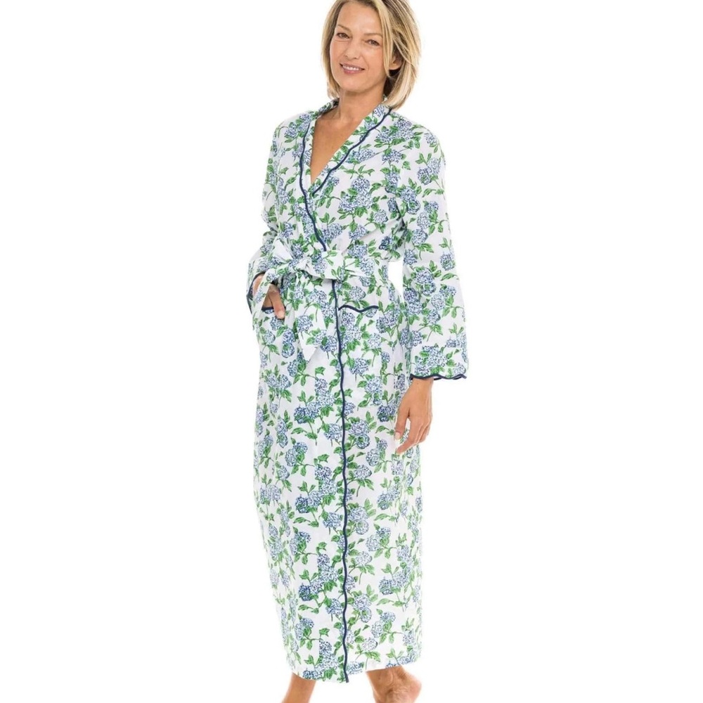 Heidi Carey Scalloped Robe small NWT